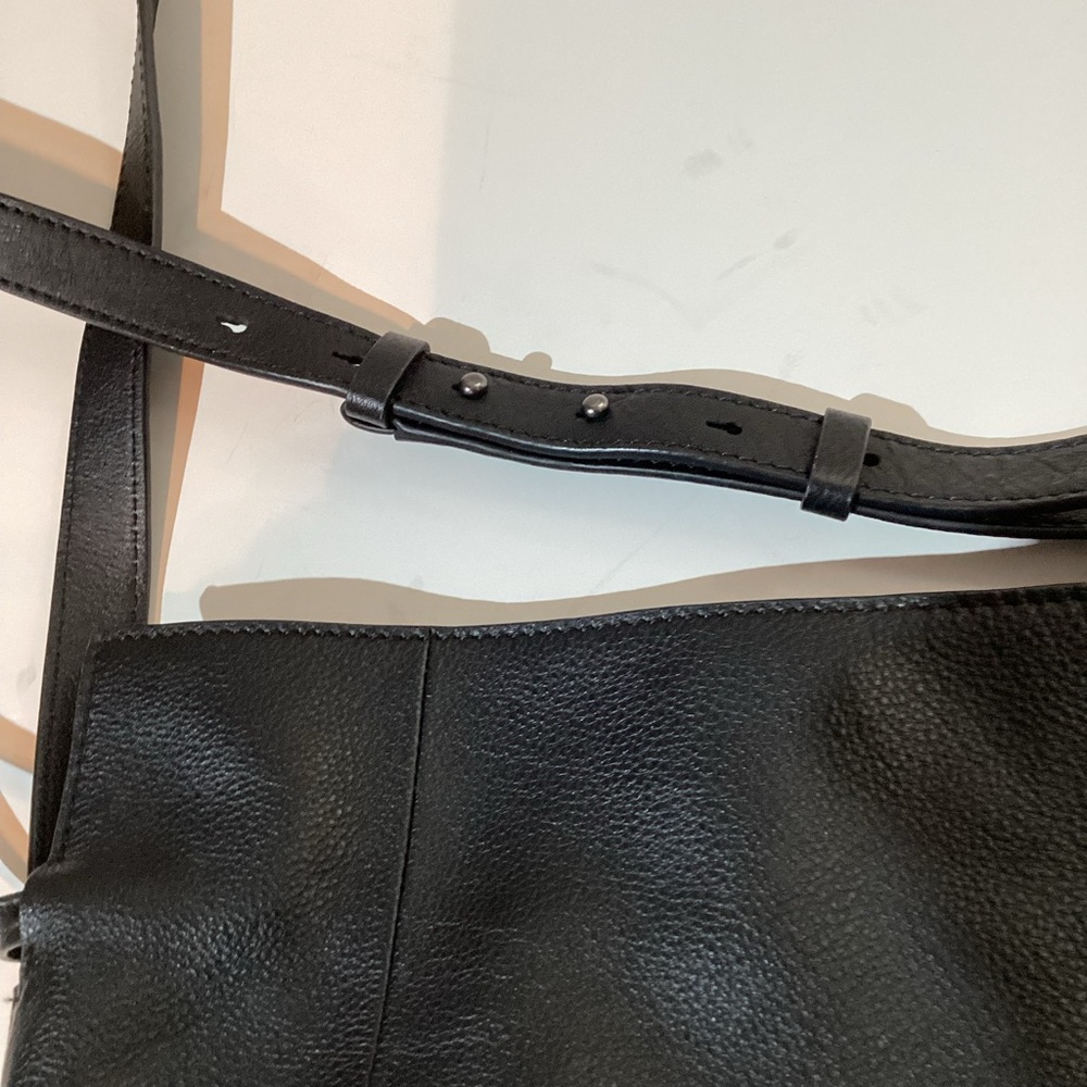 VinceCamuto🆕leather crossbody shoulder bag,snap close,zip&open pockets,adj strap - Picture 14 of 16